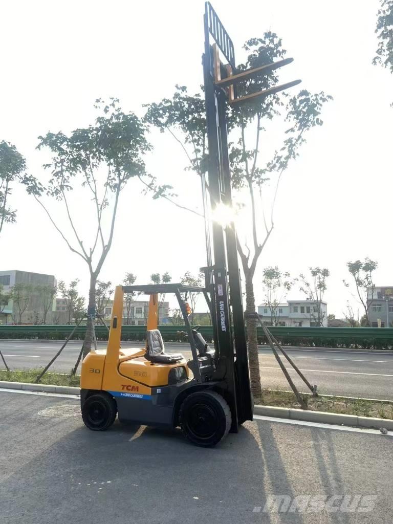 TCM FD 30 Tehnika ar dīzeļa dzinēju