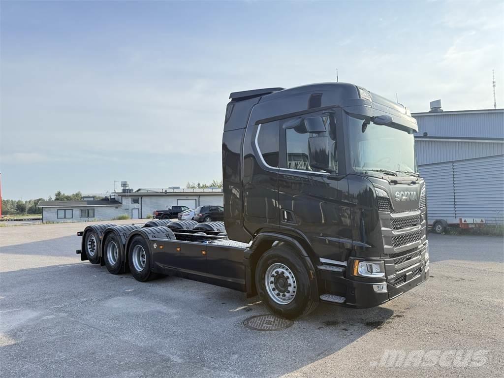 Scania R590 8x4 Treileri ar āķi