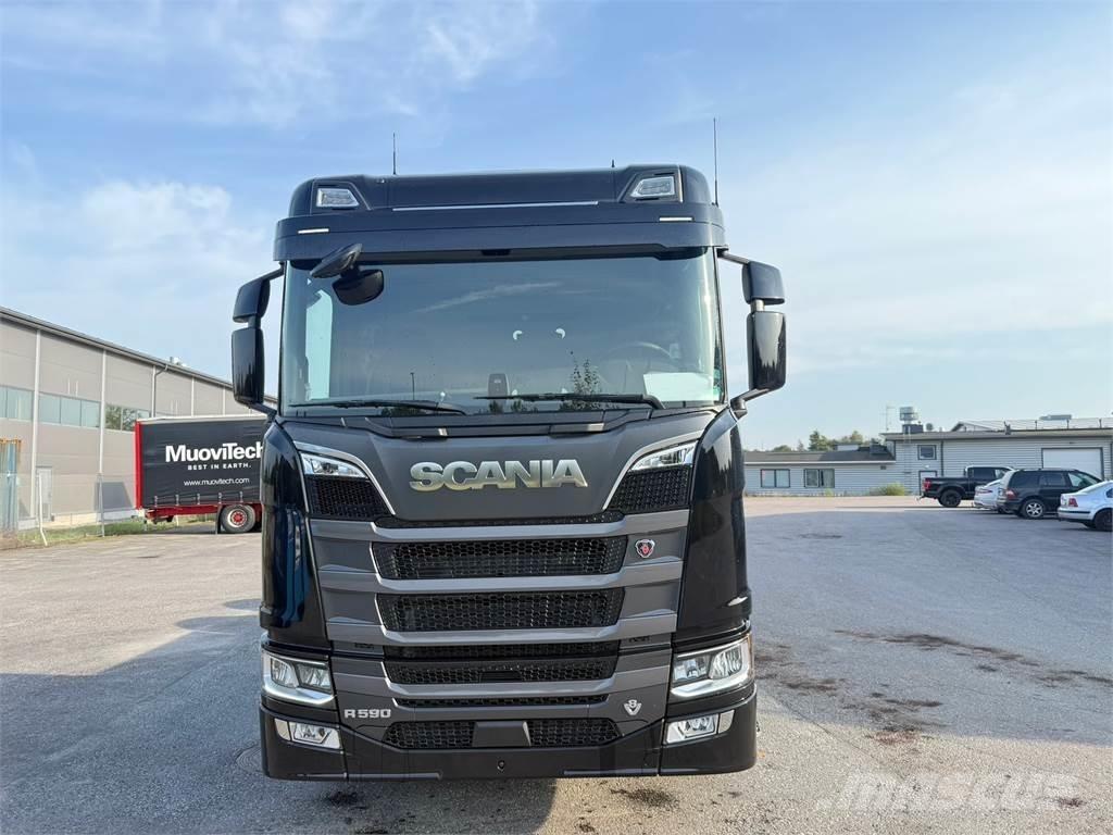 Scania R590 8x4 Treileri ar āķi