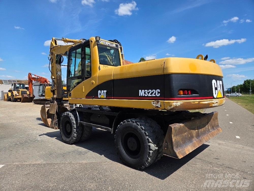 CAT M322C Ekskavatori uz riteņiem
