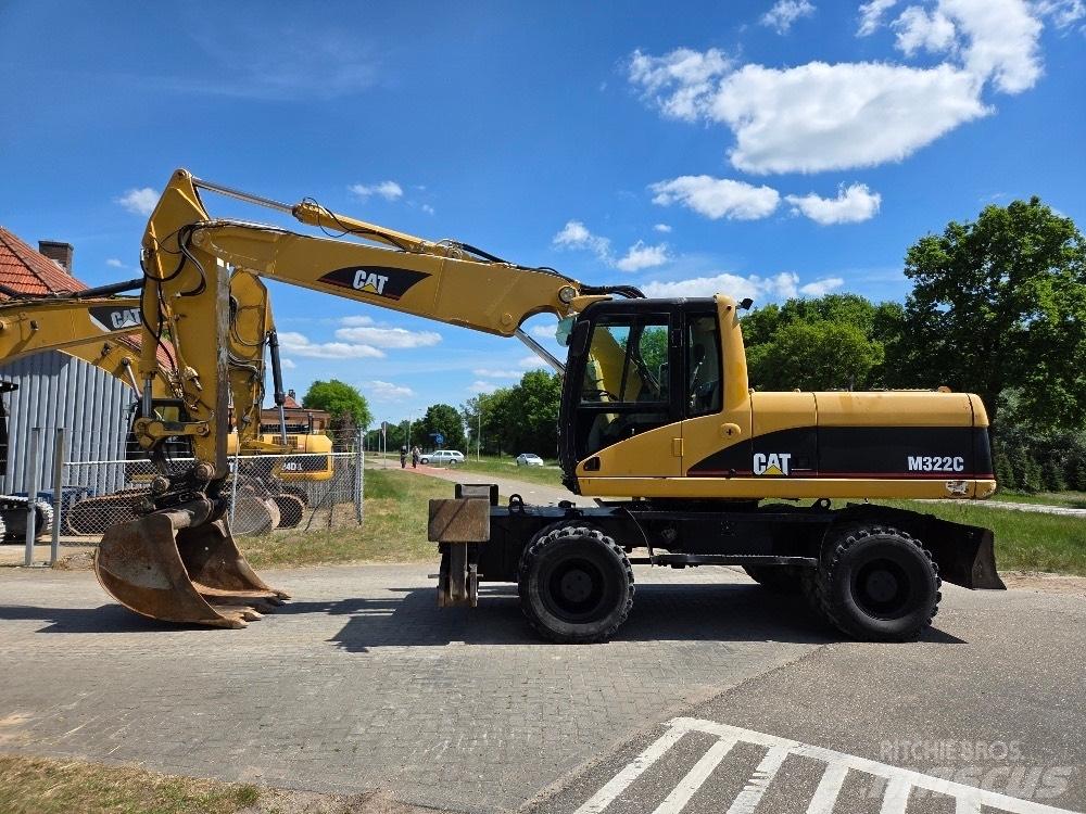 CAT M322C Ekskavatori uz riteņiem