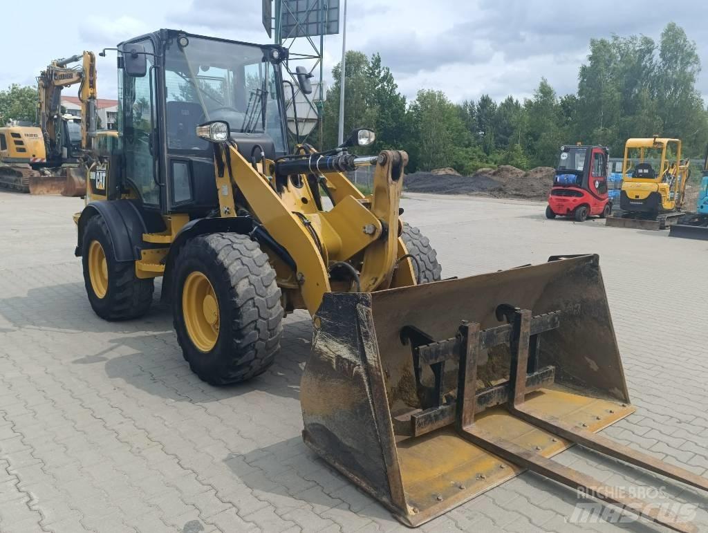 CAT 908M Iekrāvēji uz riteņiem