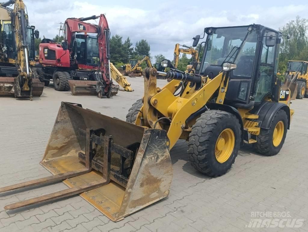 CAT 908M Iekrāvēji uz riteņiem