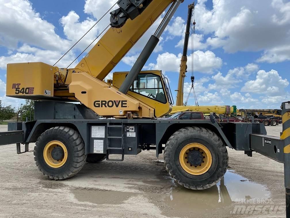 Grove RT 600 E Celtņi nelīdzenām virsmām
