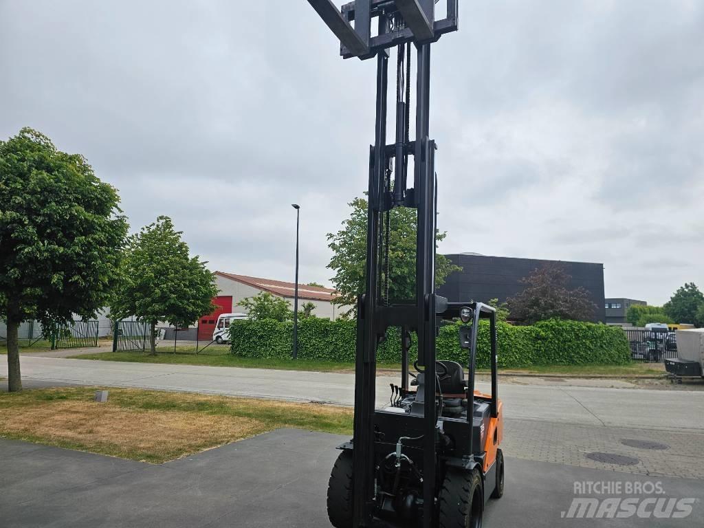 Doosan D 35 S-7 Tehnika ar dīzeļa dzinēju