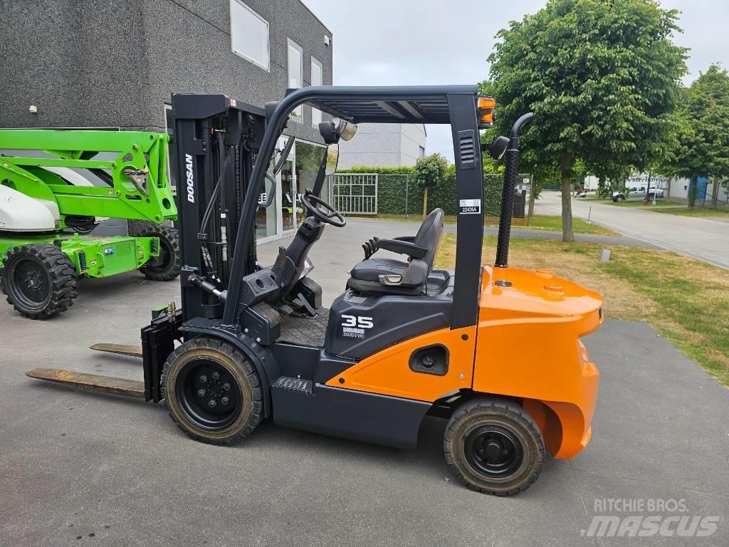 Doosan D 35 S-7 Tehnika ar dīzeļa dzinēju
