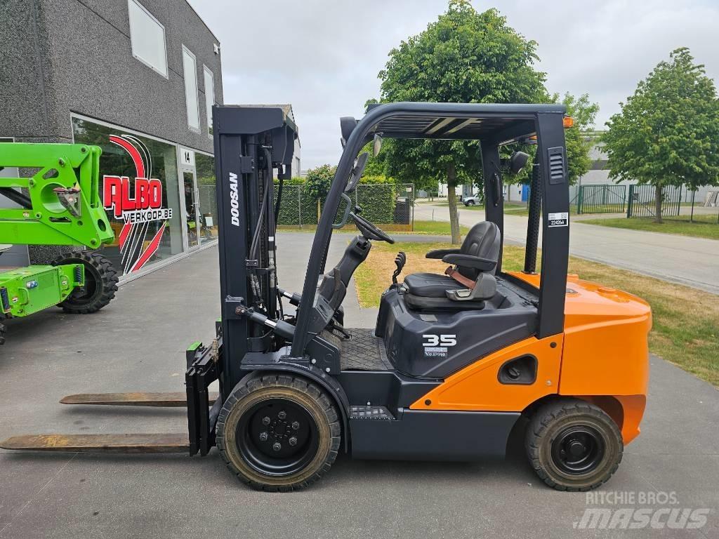 Doosan D 35 S-7 Tehnika ar dīzeļa dzinēju