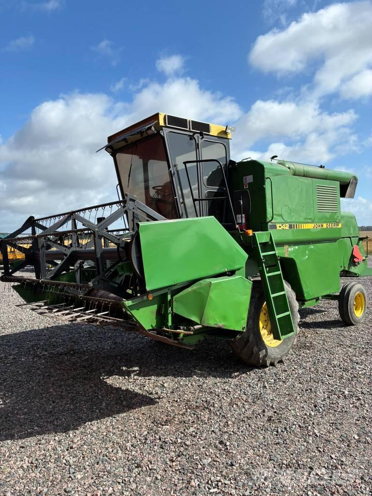 John Deere 1042 Ražas novākšanas kombaini