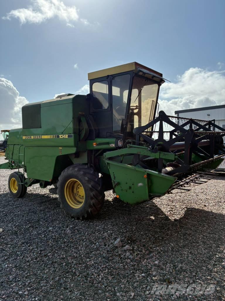 John Deere 1042 Ražas novākšanas kombaini
