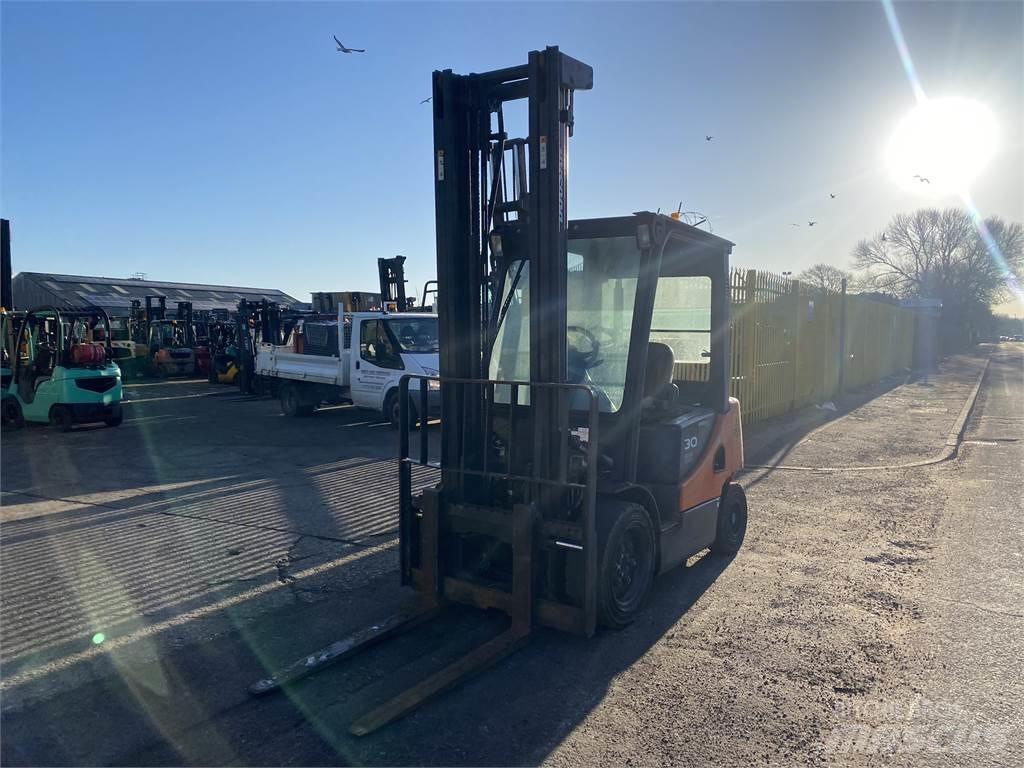Doosan D30S-5 Tehnika ar dīzeļa dzinēju