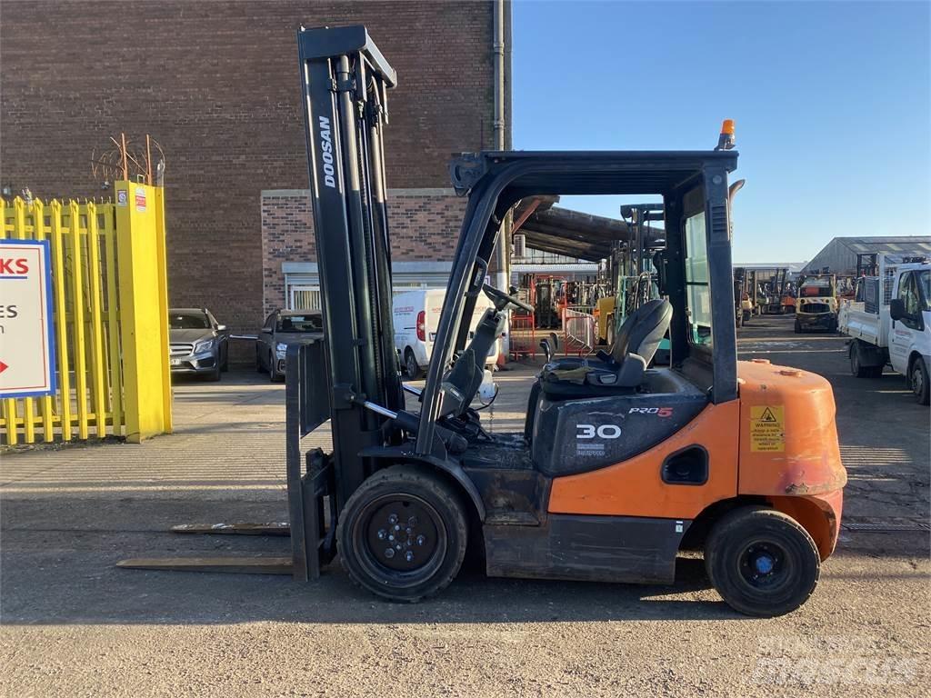 Doosan D30S-5 Tehnika ar dīzeļa dzinēju