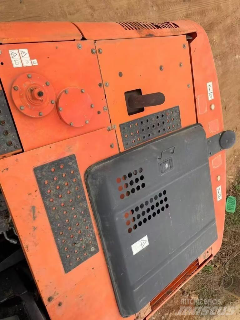 Hitachi ZX 200 Kāpurķēžu ekskavatori