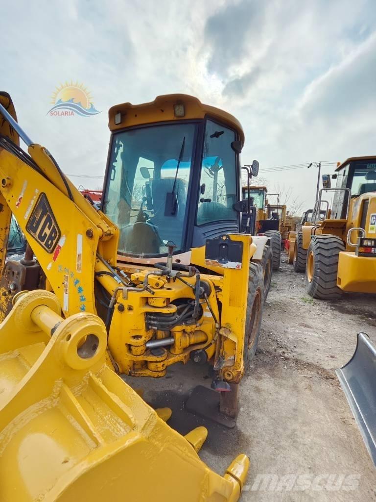 JCB 4CX Ekskavatori-iekrāvēji