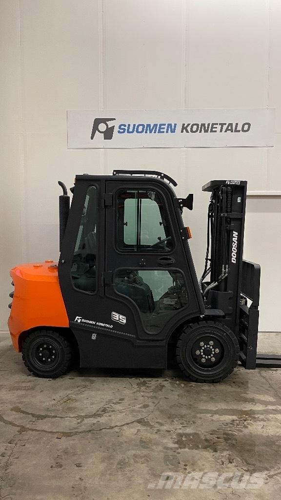 Doosan D35NXP Tehnika ar dīzeļa dzinēju