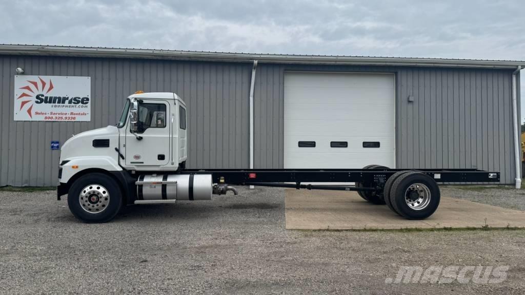  2025 Mack MD 6 Šasija ar kabīni