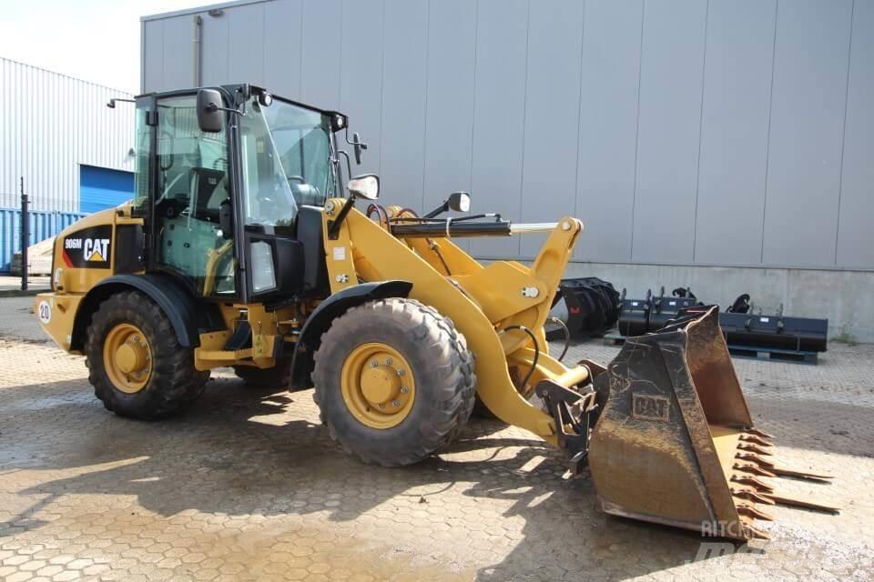 CAT 906M Iekrāvēji uz riteņiem