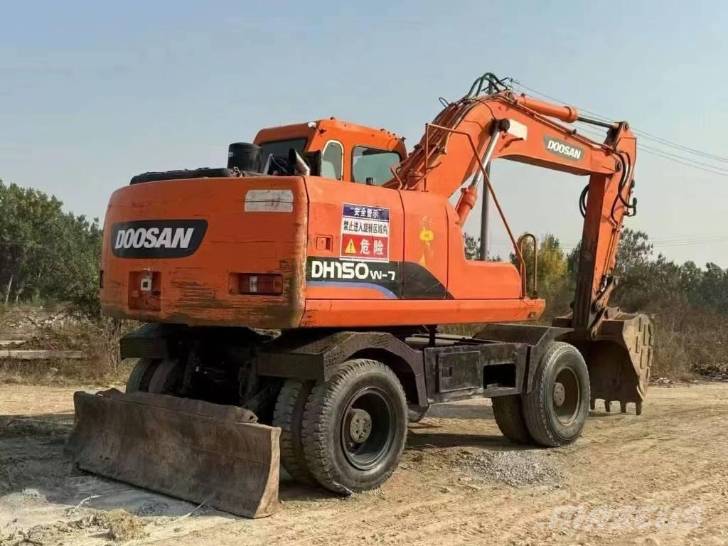 Doosan DH150W Ekskavatori uz riteņiem