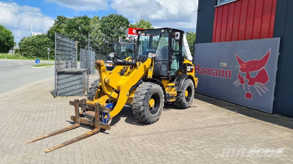 CAT 908 Iekrāvēji uz riteņiem