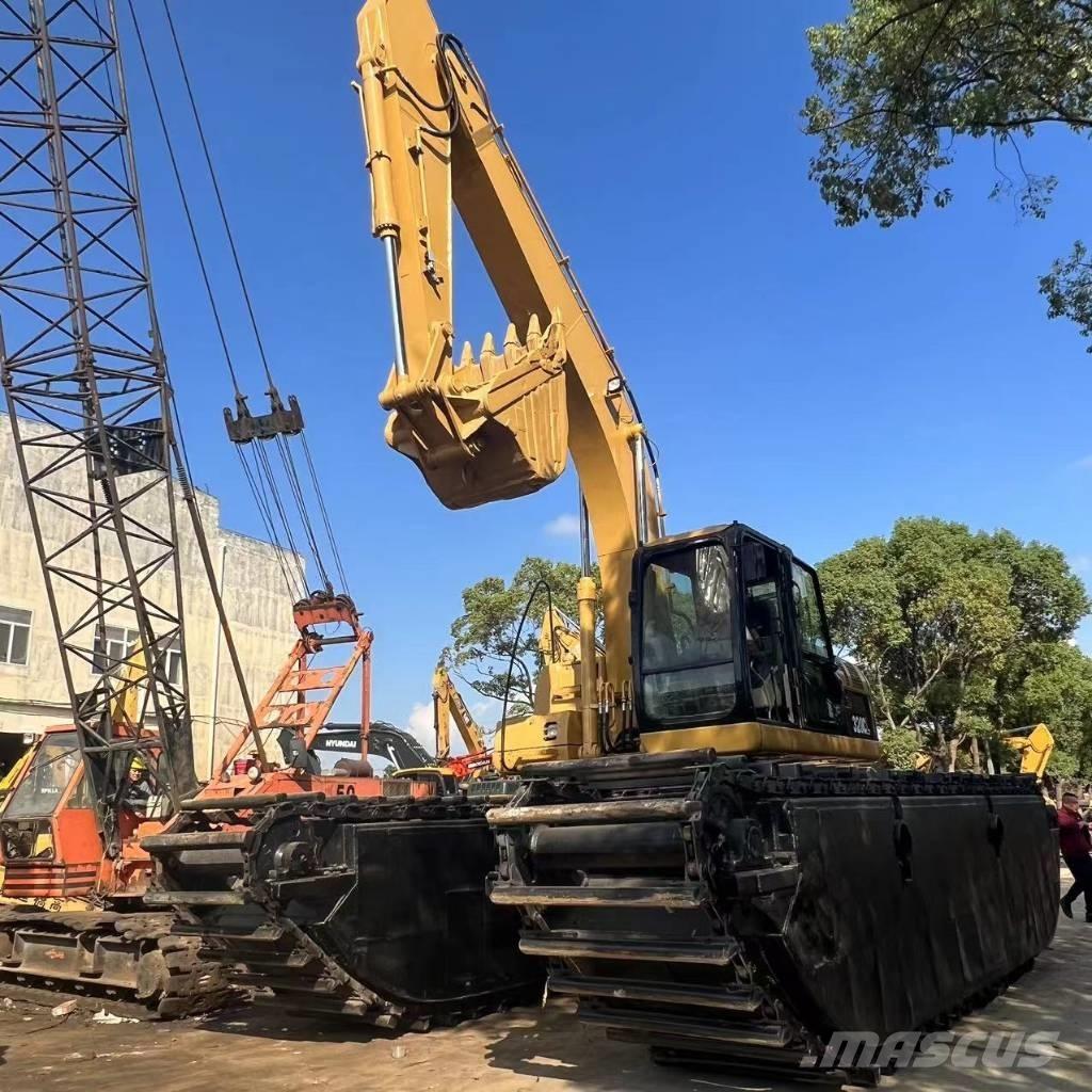 CAT 320 C Amfībijas tipa ekskavatori