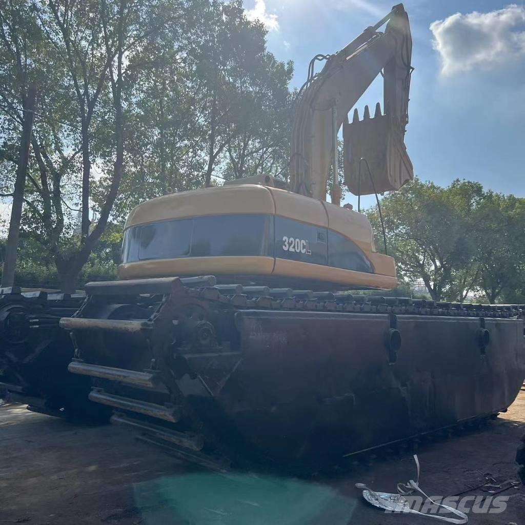 CAT 320 C Amfībijas tipa ekskavatori