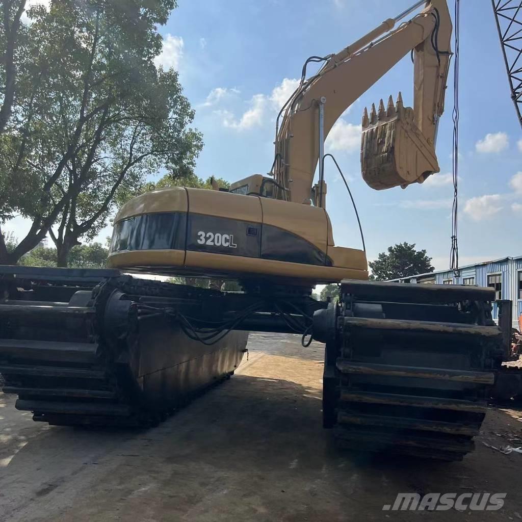 CAT 320 C Amfībijas tipa ekskavatori