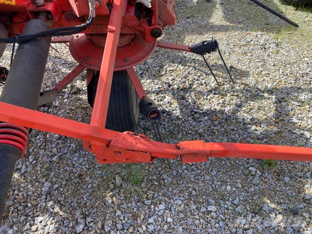 Kuhn GF8702 Grābekļi un siena ārdītāji