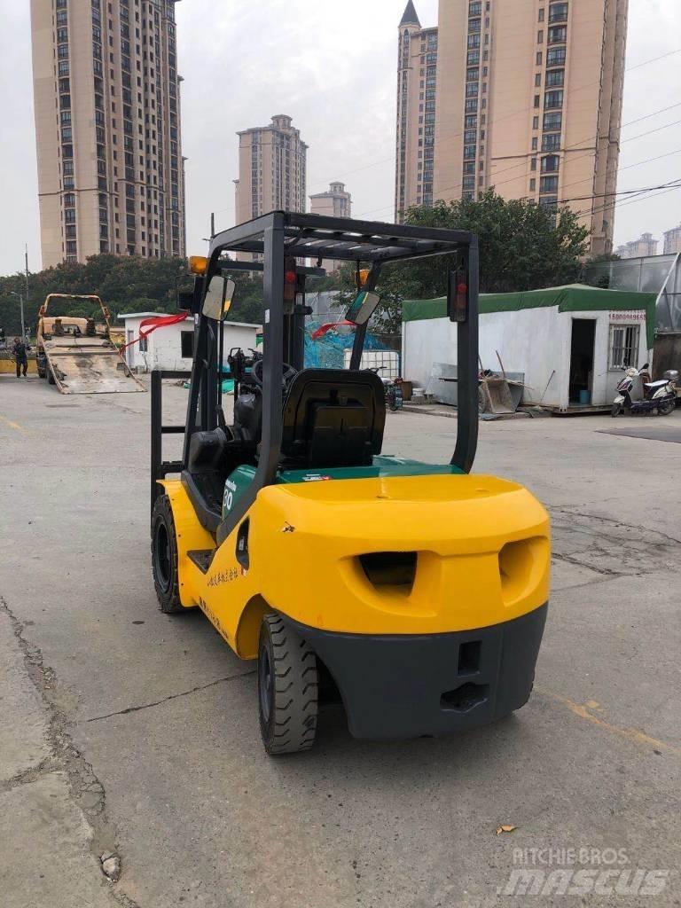 Komatsu FD30 Tehnika ar dīzeļa dzinēju