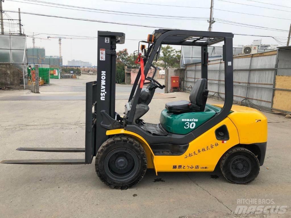 Komatsu FD30 Tehnika ar dīzeļa dzinēju