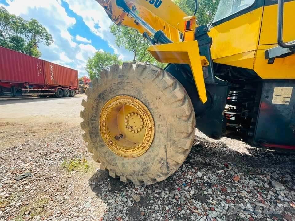 Komatsu WA320 Iekrāvēji uz riteņiem