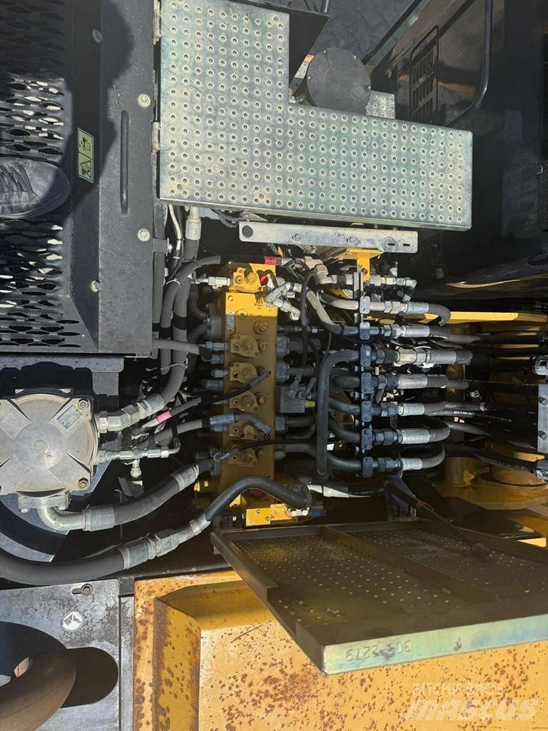CAT M 318 D Ekskavatori uz riteņiem