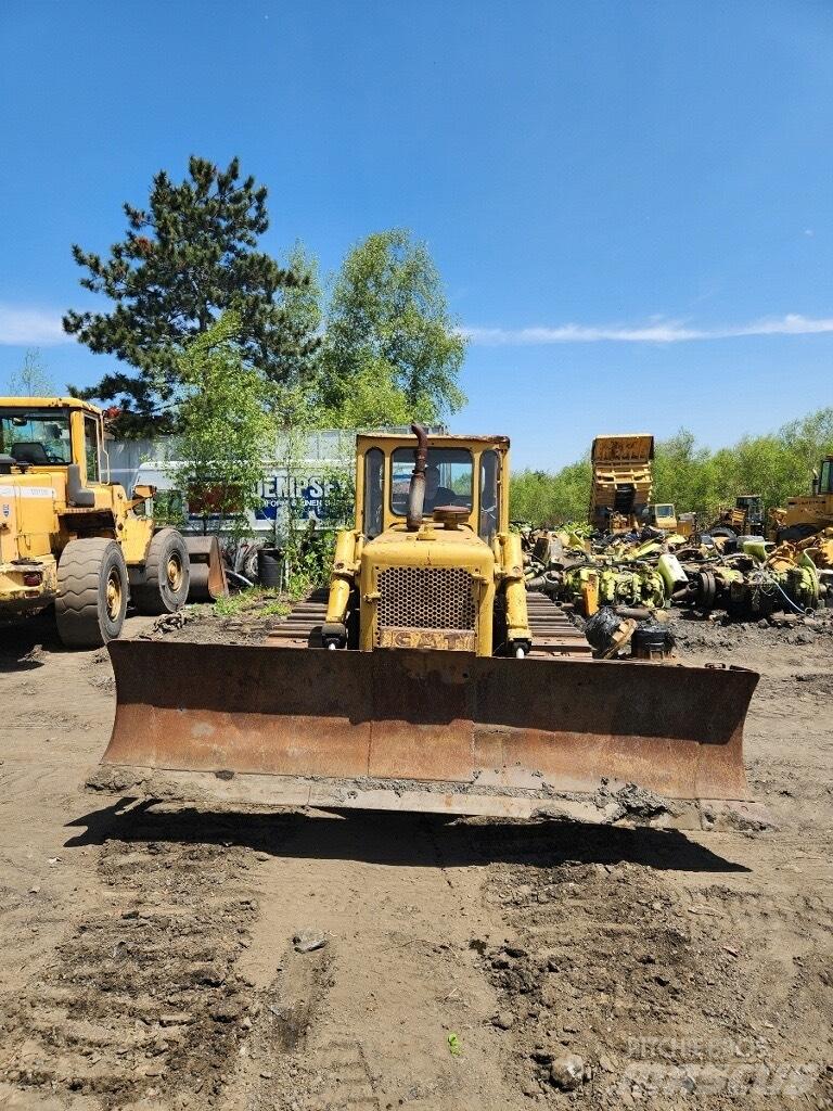 CAT D 6 Kāpurķēžu buldozeri