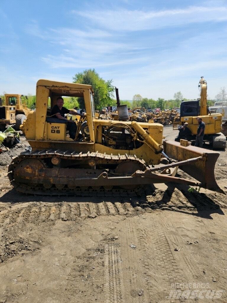 CAT D 6 Kāpurķēžu buldozeri