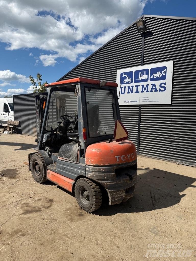 Toyota FD 25 Tehnika ar dīzeļa dzinēju