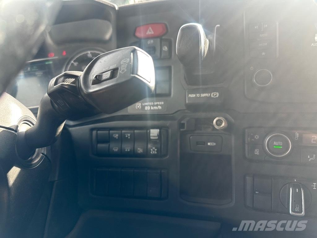 Scania P 370 6x2*4 Treileri ar āķi