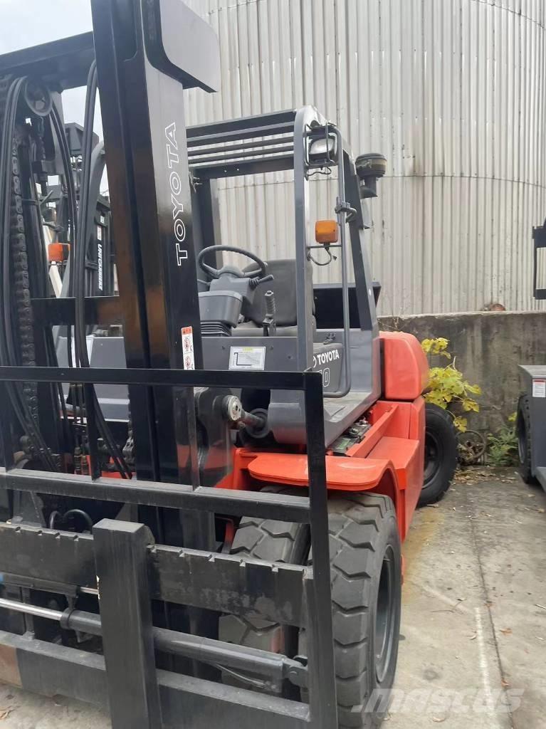 Toyota 7 Ton Tehnika ar dīzeļa dzinēju