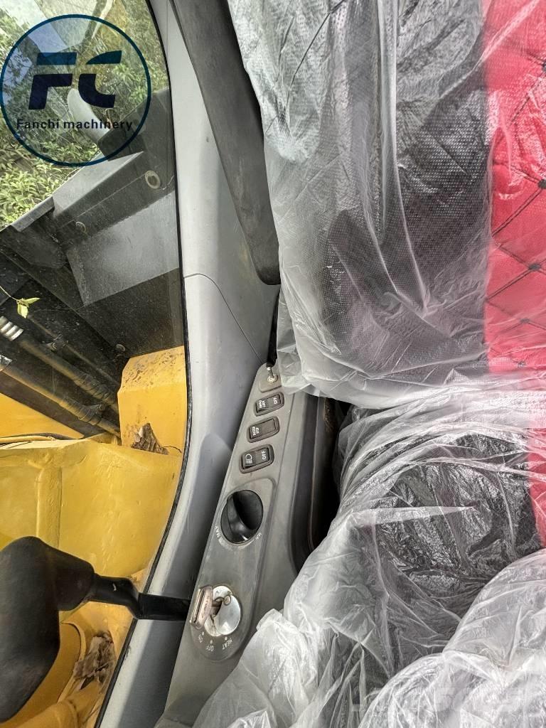 Komatsu 128 Kāpurķēžu ekskavatori