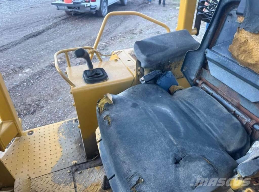 CAT D4C3 Kāpurķēžu buldozeri