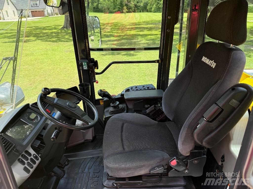 Komatsu WA 270-8 Iekrāvēji uz riteņiem