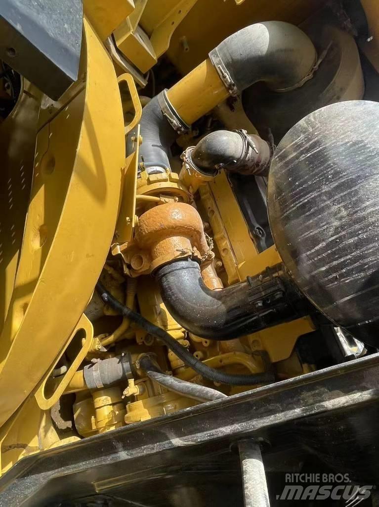 CAT 966 Ekskavatori uz riteņiem