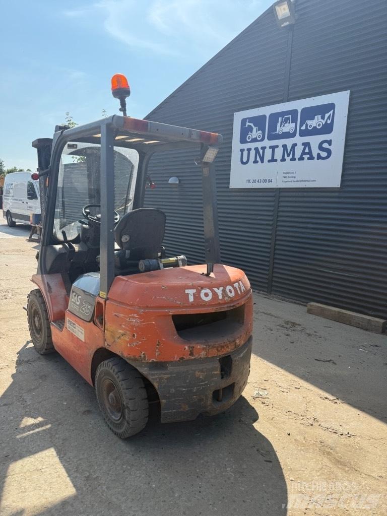 Toyota FD 25 Tehnika ar dīzeļa dzinēju