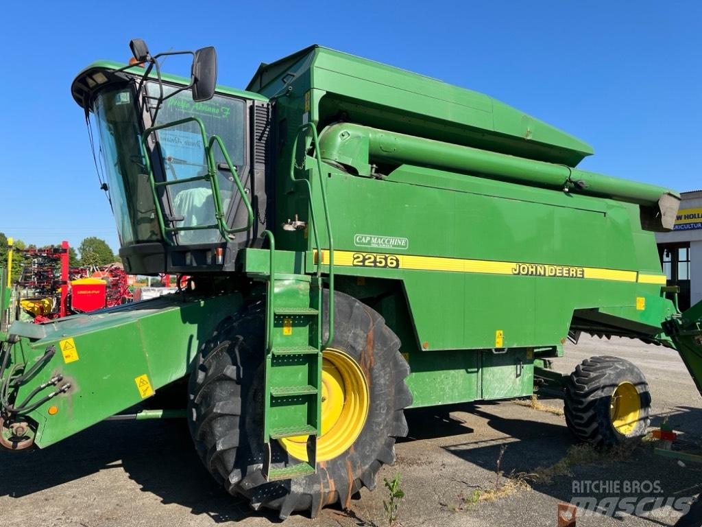 John Deere 2256 Ražas novākšanas kombaini