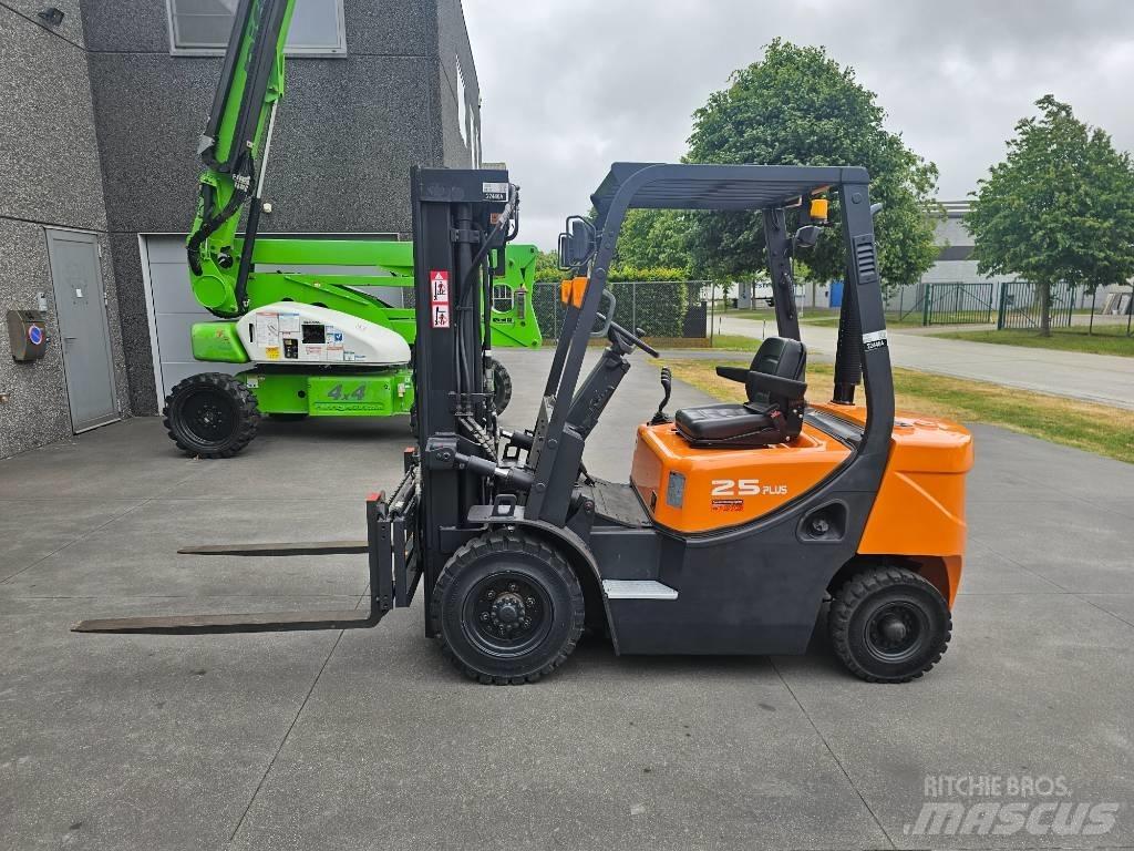 Doosan D 25 G Tehnika ar dīzeļa dzinēju