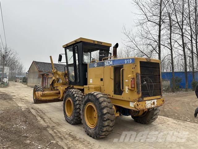 SEM 919 Riteņu buldozeri