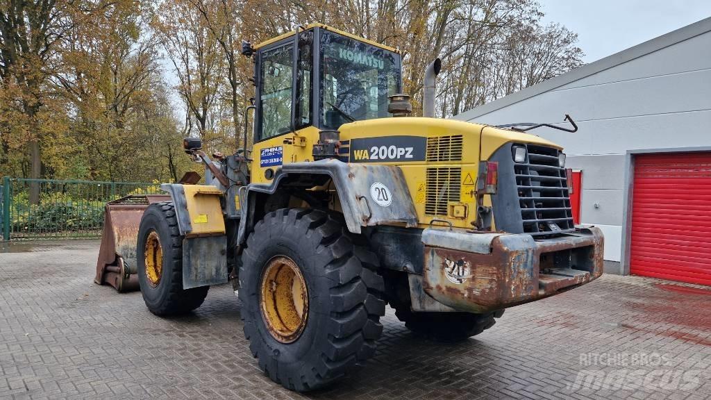 Komatsu WA 200 PZ-6 Iekrāvēji uz riteņiem