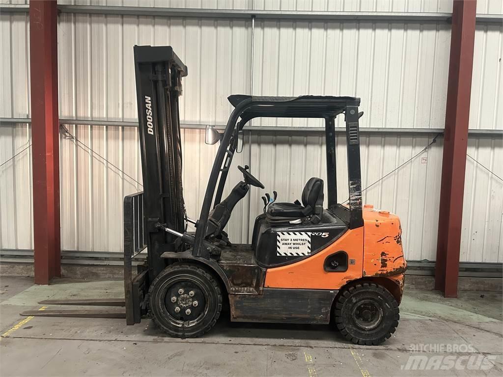 Doosan D25S-5 Tehnika ar dīzeļa dzinēju