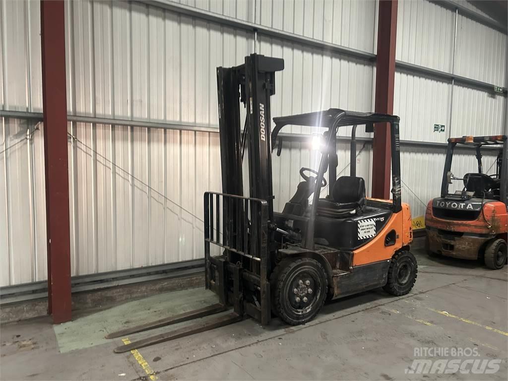 Doosan D25S-5 Tehnika ar dīzeļa dzinēju