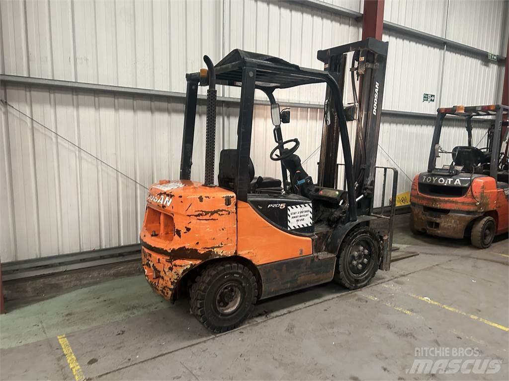 Doosan D25S-5 Tehnika ar dīzeļa dzinēju