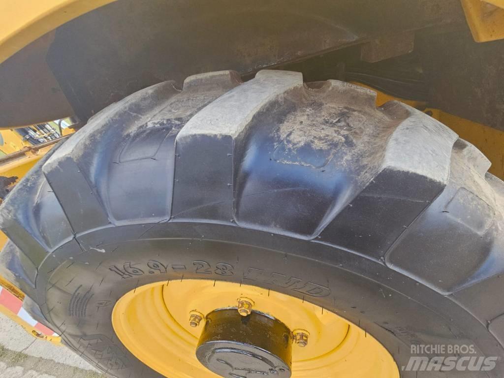 Komatsu WB 93 S-5 Ekskavatori-iekrāvēji