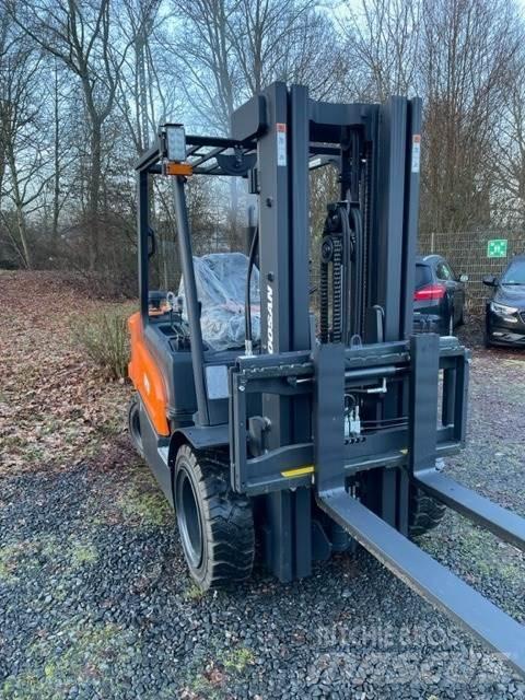 Doosan D30NXS Tehnika ar dīzeļa dzinēju