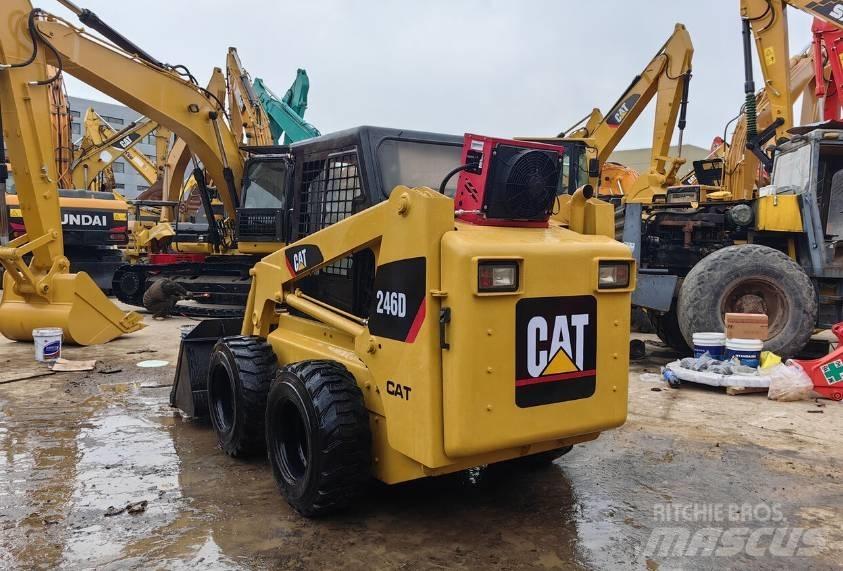 CAT 246D Lietoti riteņu kompaktiekrāvēji